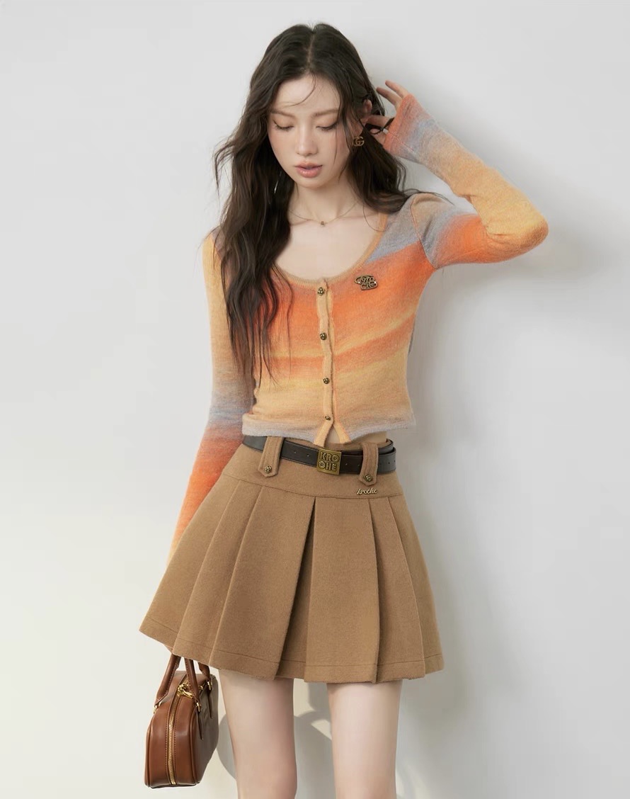 Sunset color design retro gradient knitted bottoming top with high waist khaki pleated skirt